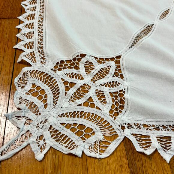 Vintage White 82 x 64 Cutwork Lace Tablecloth with 8 Matching Napkins - Picture 8 of 16
